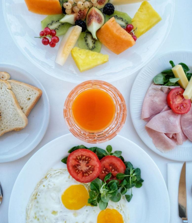 iH Grande Albergo Delle Nazioni Bari Esterno foto A light breakfast