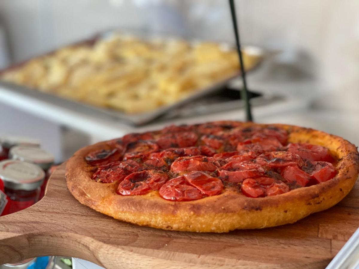 iH Grande Albergo Delle Nazioni Bari Esterno foto A tomato and cheese pizza