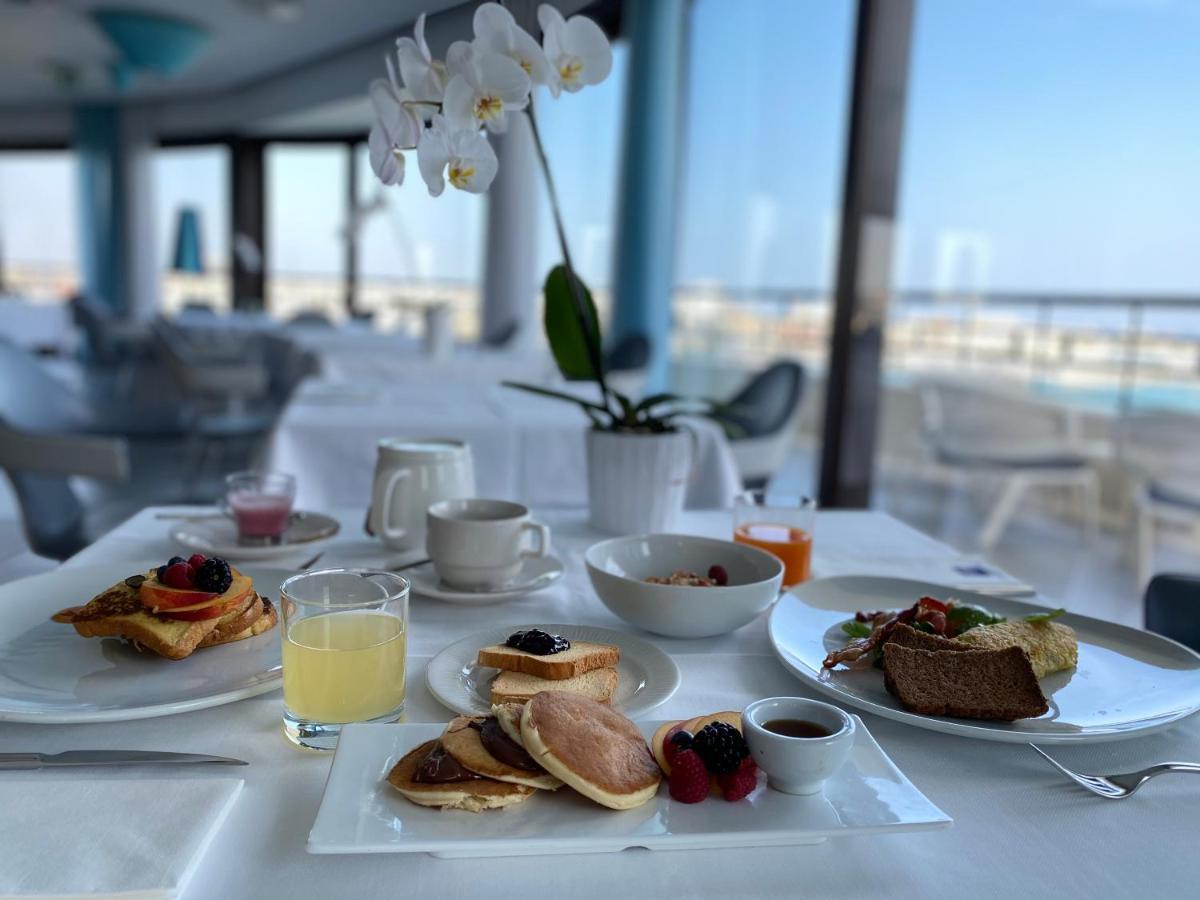 iH Grande Albergo Delle Nazioni Bari Esterno foto Breakfast at the Sky Bar