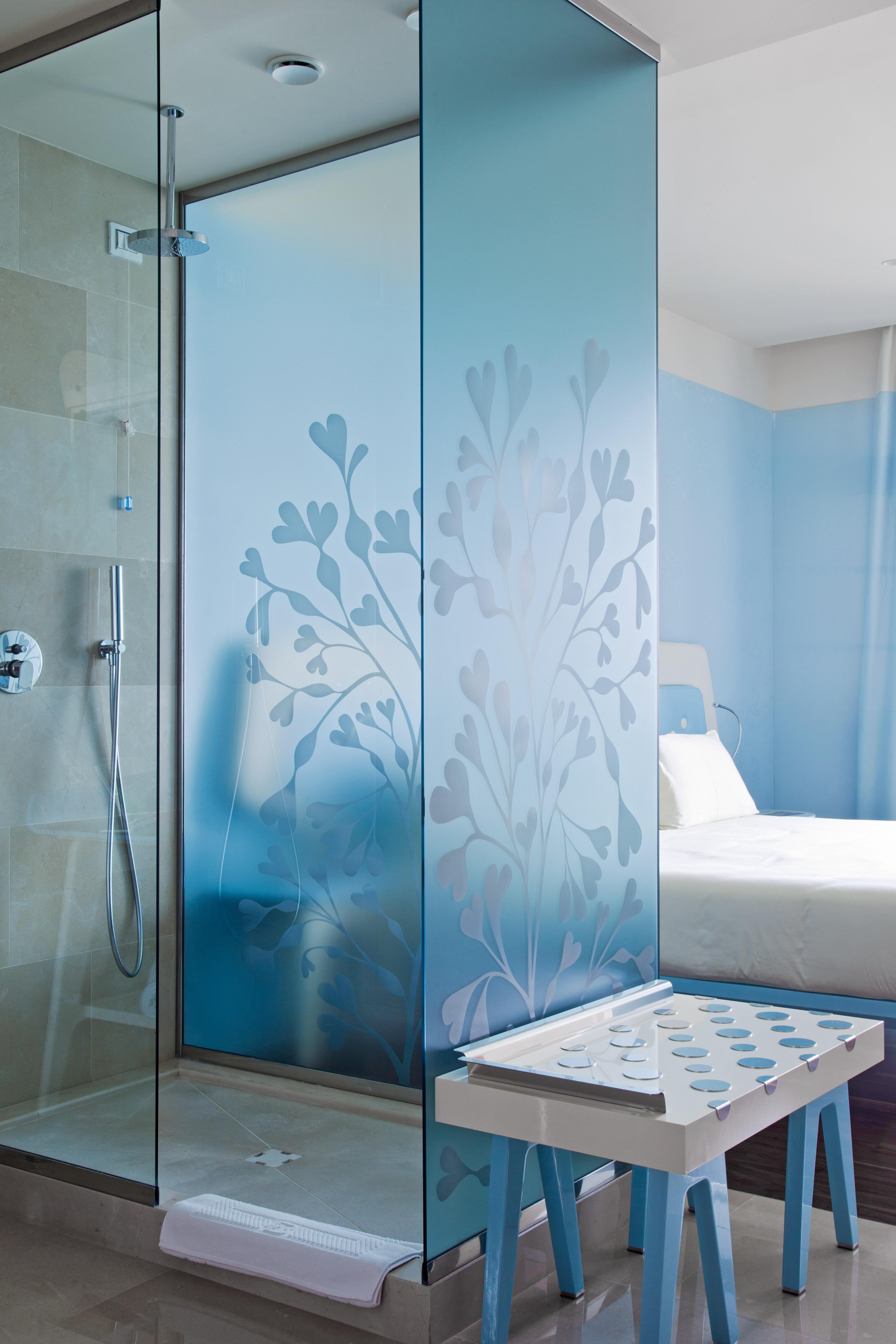 iH Grande Albergo Delle Nazioni Bari Esterno foto A shower enclosure with decorative glass