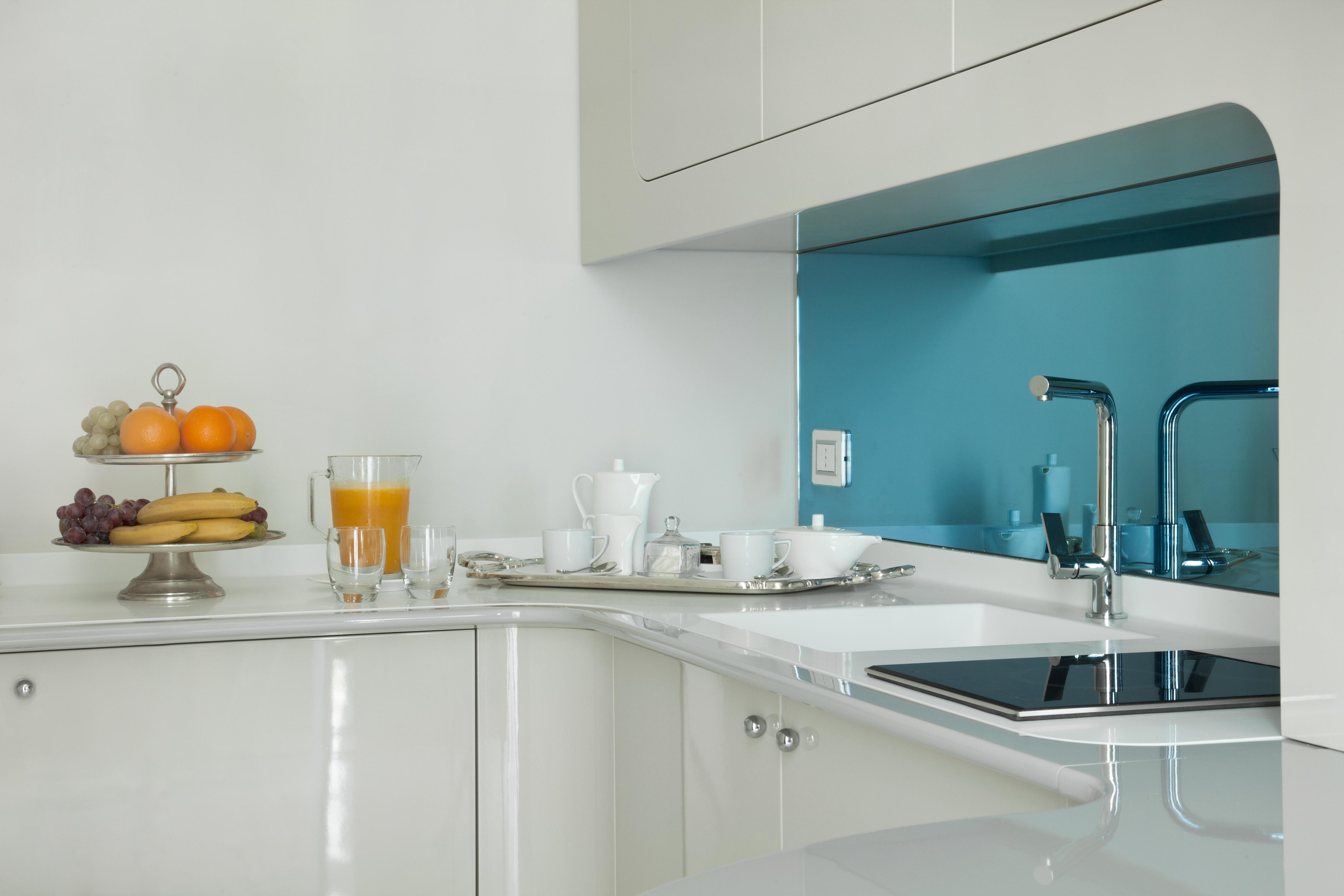iH Grande Albergo Delle Nazioni Bari Esterno foto A modern kitchen