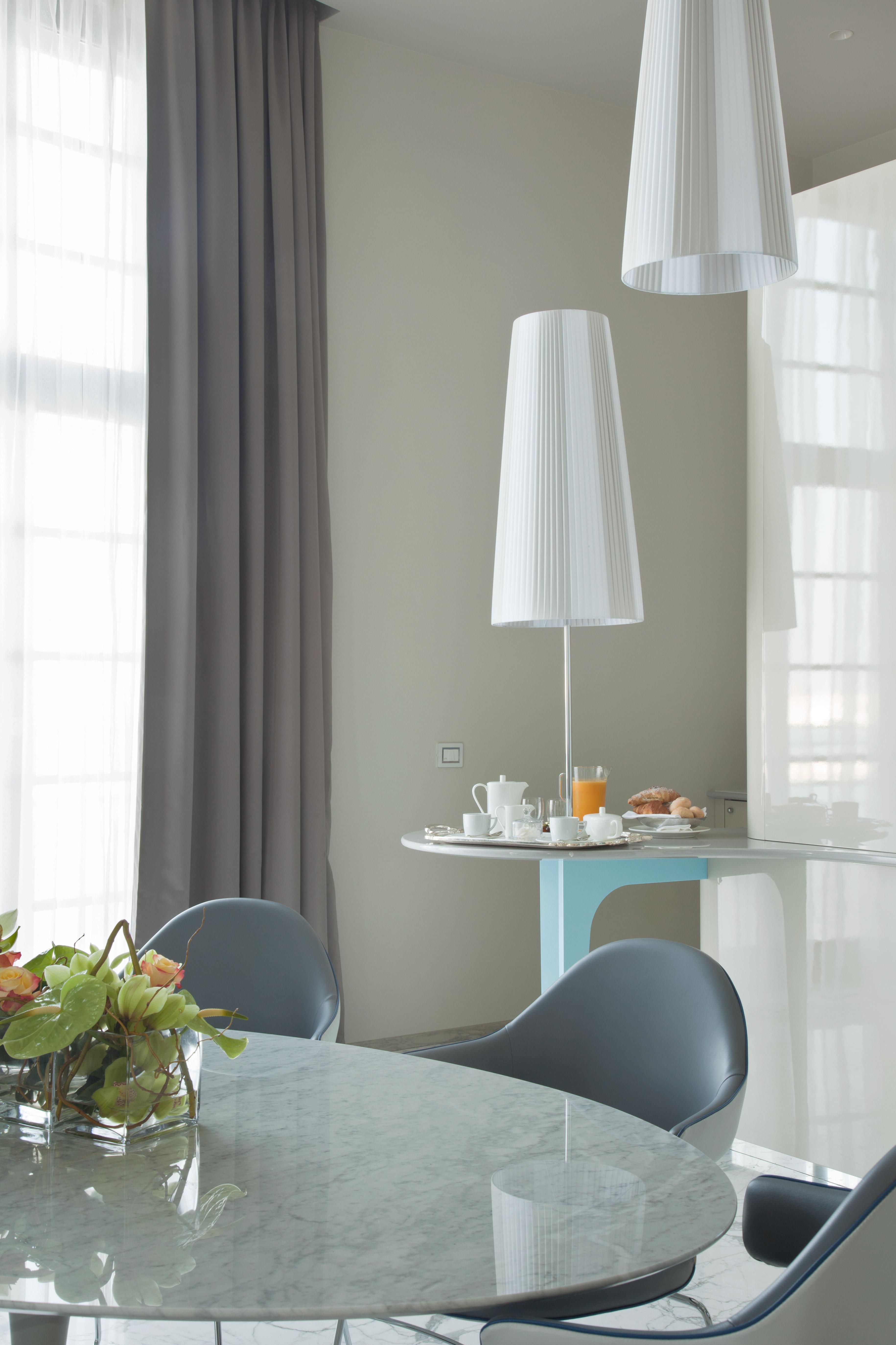 iH Grande Albergo Delle Nazioni Bari Esterno foto A floor lamp