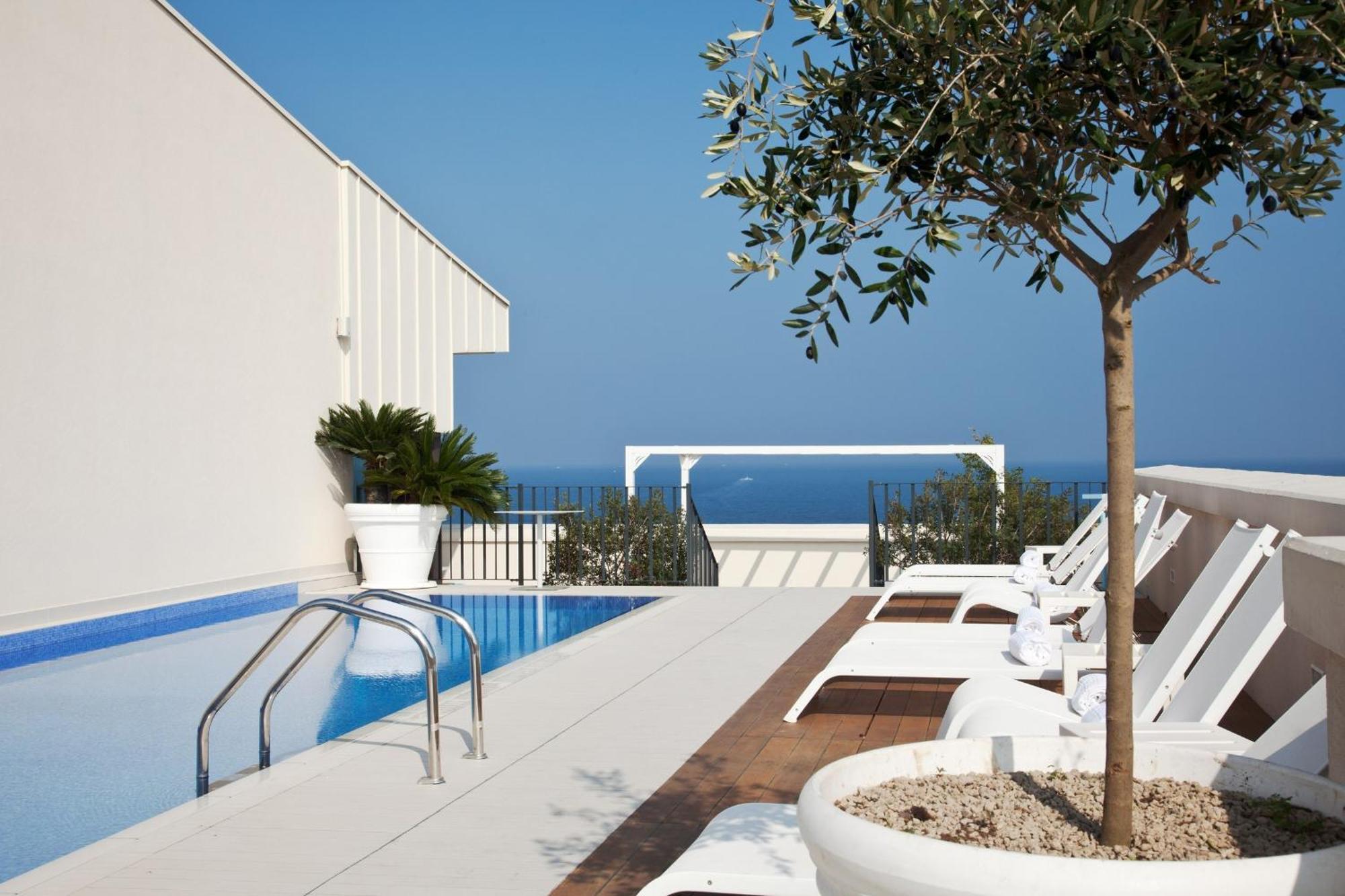 iH Grande Albergo Delle Nazioni Bari Esterno foto Rooftop pool at the hotel