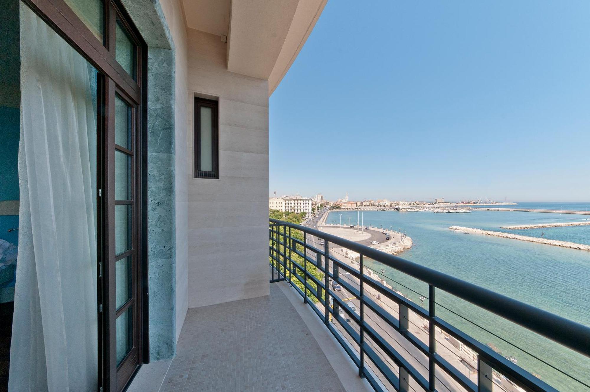 iH Grande Albergo Delle Nazioni Bari Esterno foto A balcony