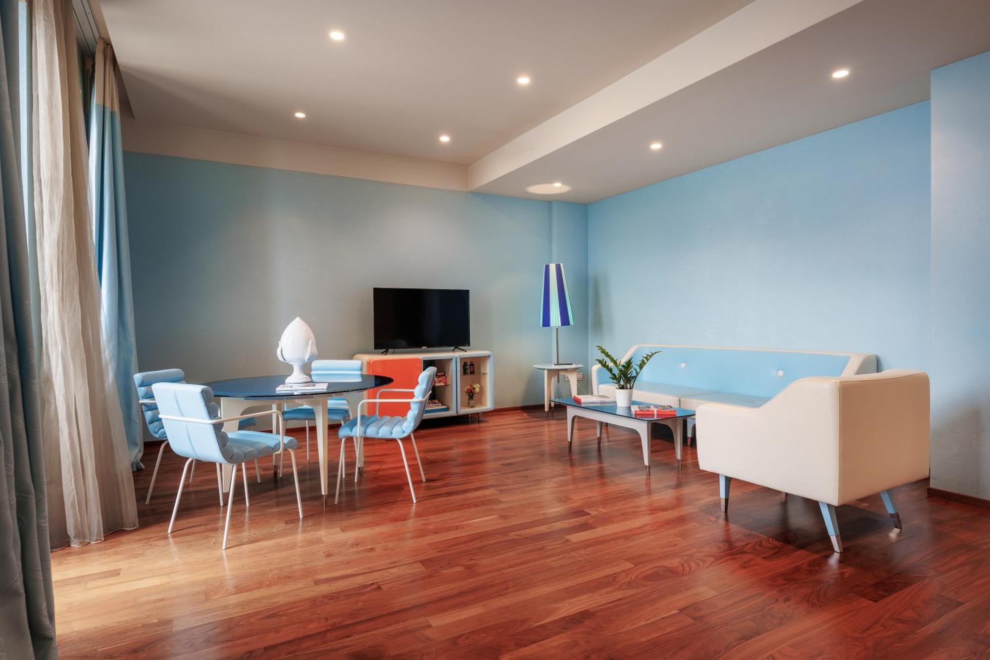 iH Grande Albergo Delle Nazioni Bari Esterno foto A living room with a hardwood floor