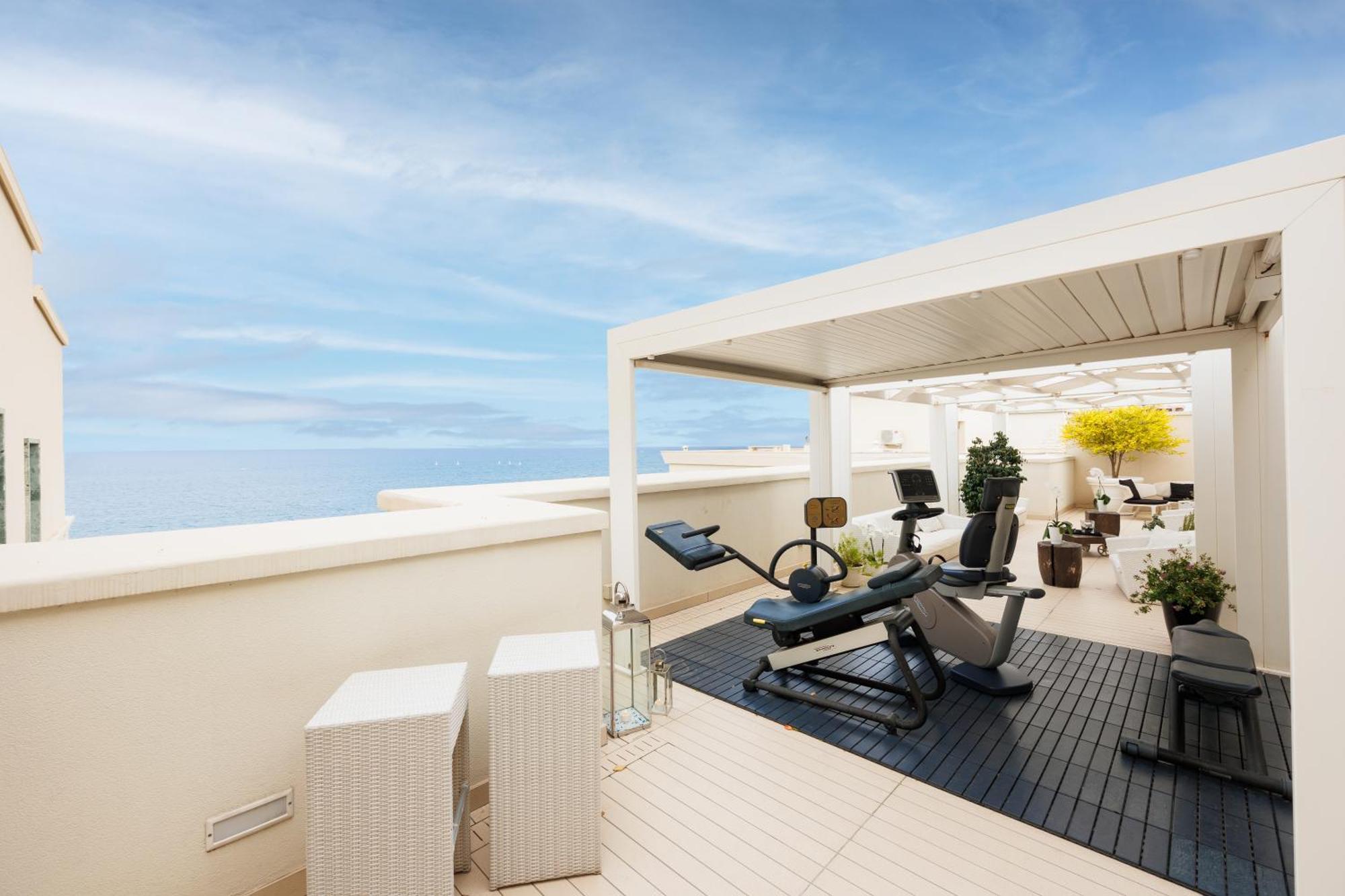 iH Grande Albergo Delle Nazioni Bari Esterno foto The gym at the top of the hotel