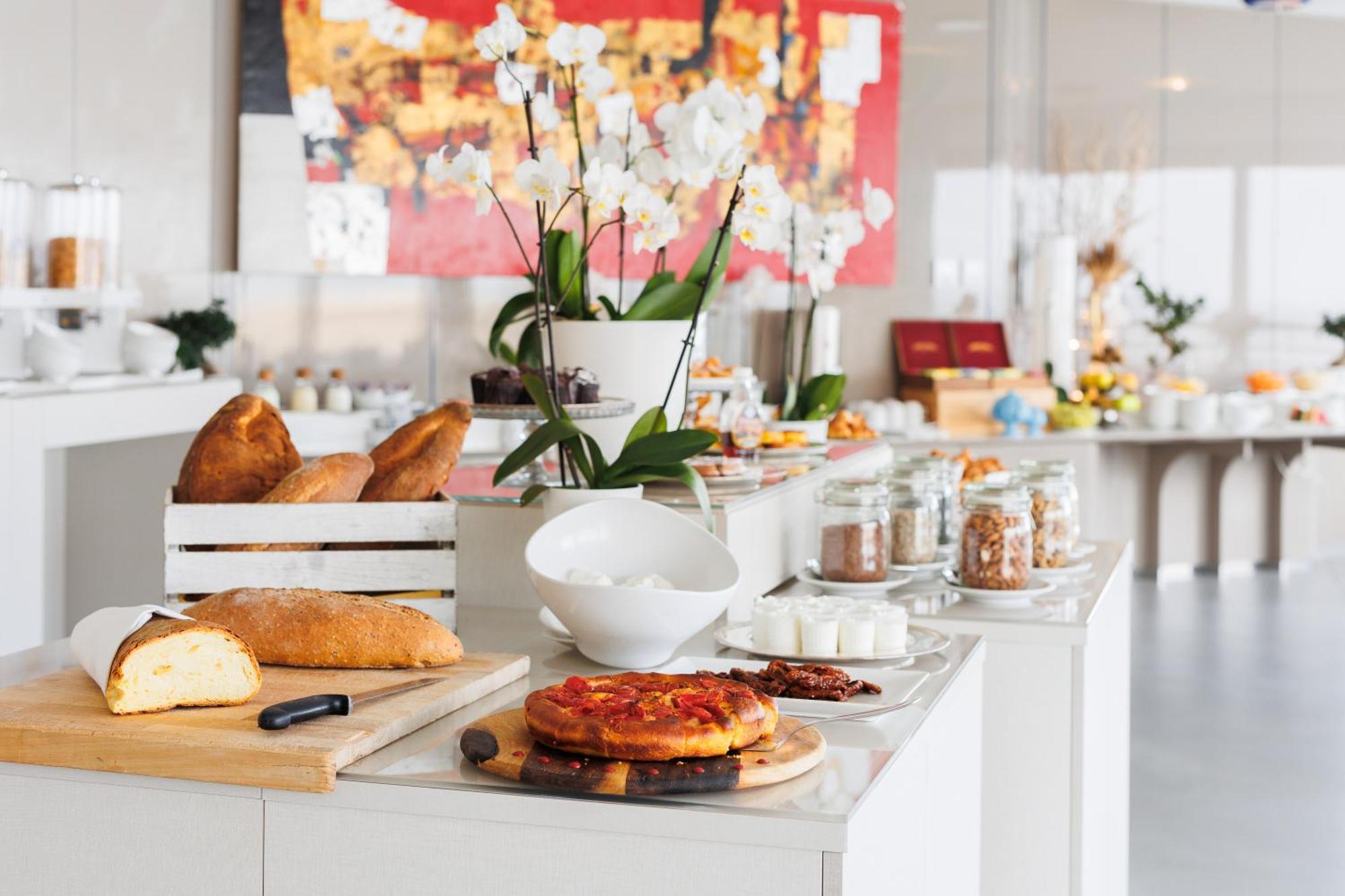 iH Grande Albergo Delle Nazioni Bari Esterno foto Breakfast buffet at a hotel